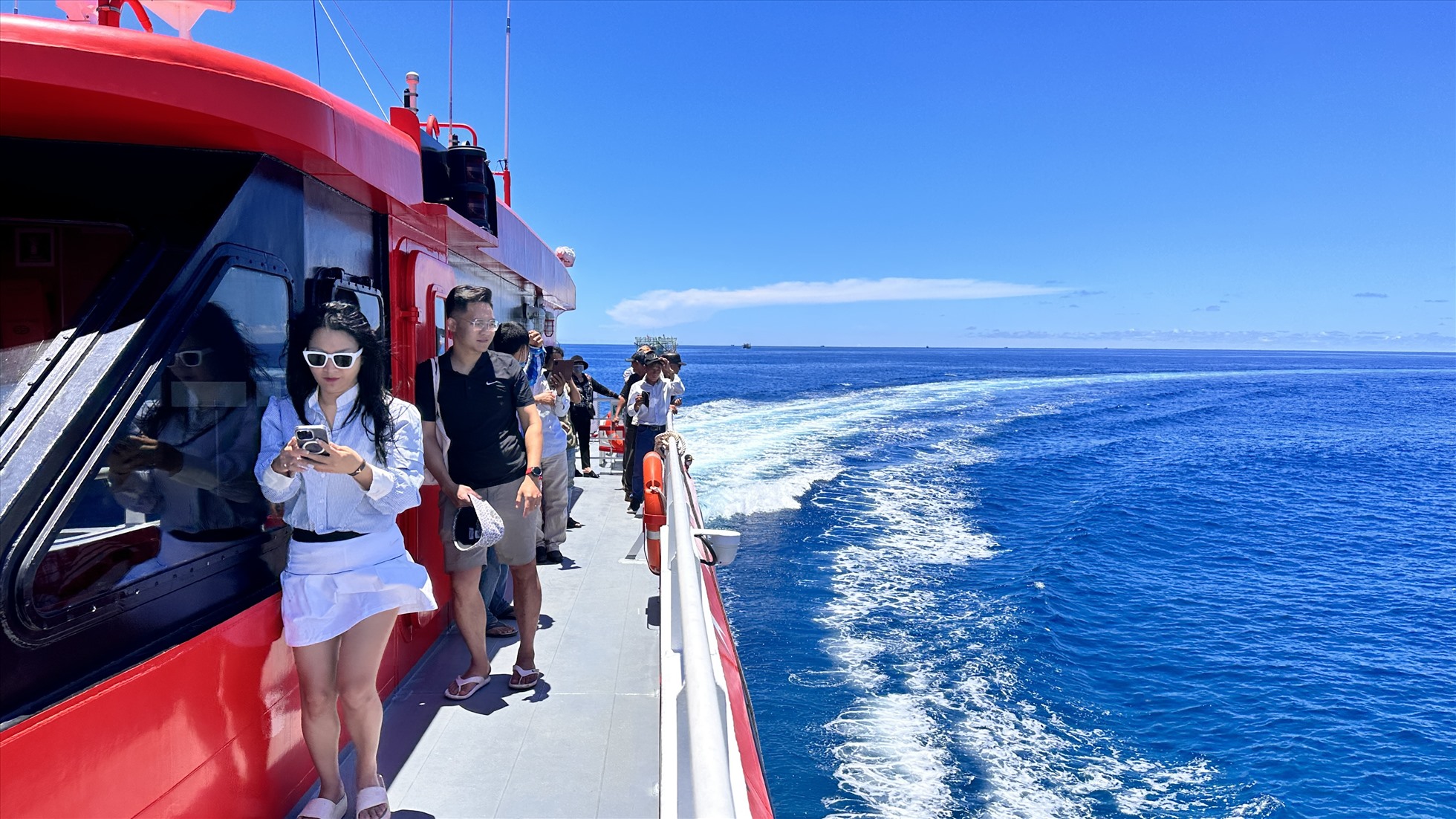 Du khách nườm nượp đến đảo Phú Quý vào mùa biển êm và đẹp nhất năm. Ảnh: Duy Tuấn