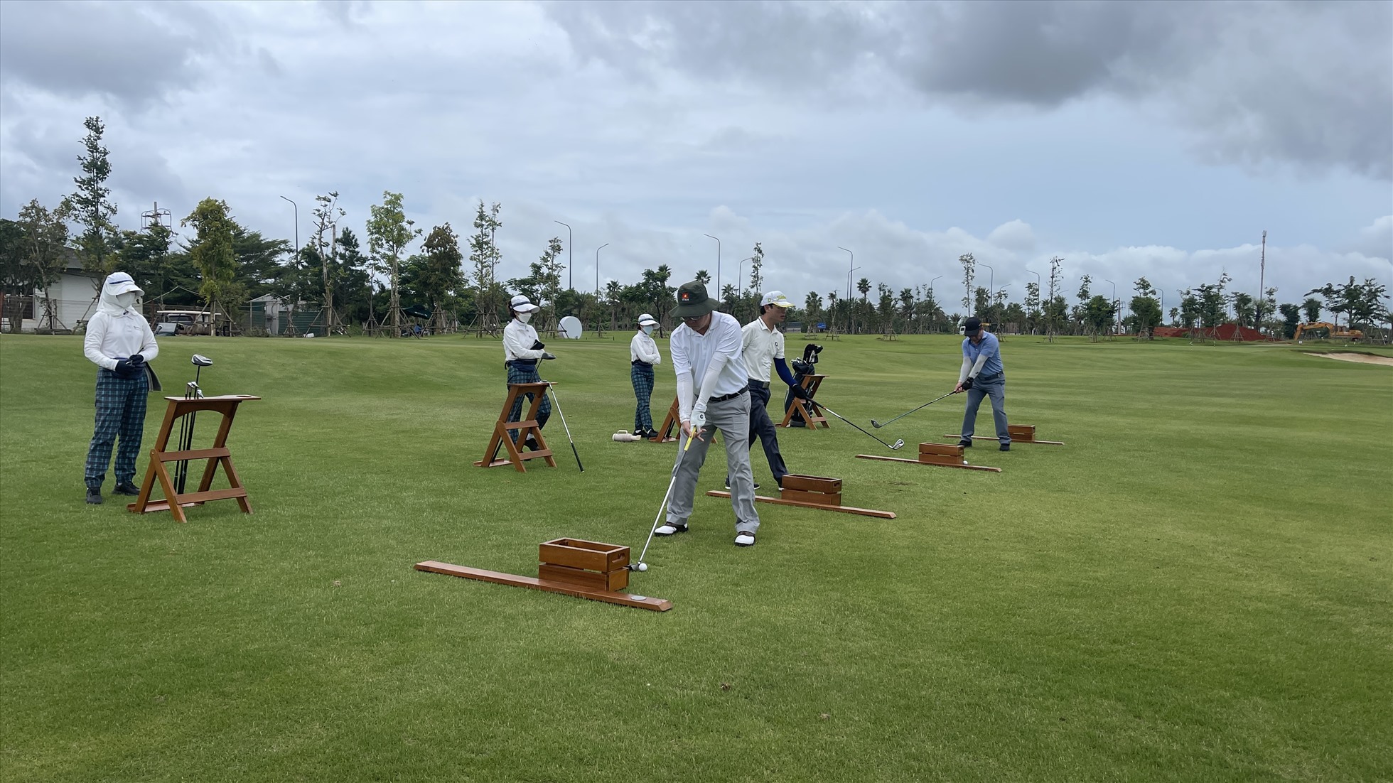 Du khách từ nhiều tỉnh, thành đến chơi Golf tại TP.Phan Thiết. Ảnh: Duy Tuấn