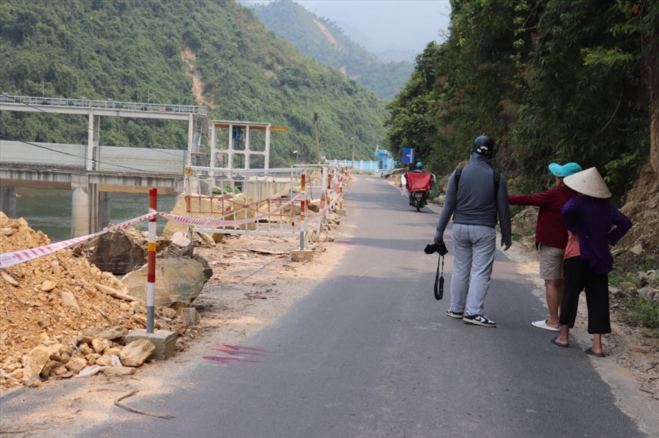 Vết sạt lở khoét sâu 1/3 mặt đường, tạo thành hàm ếch, có thể rơi xuống lòng sông Cu Đê bất cứ lúc nào.