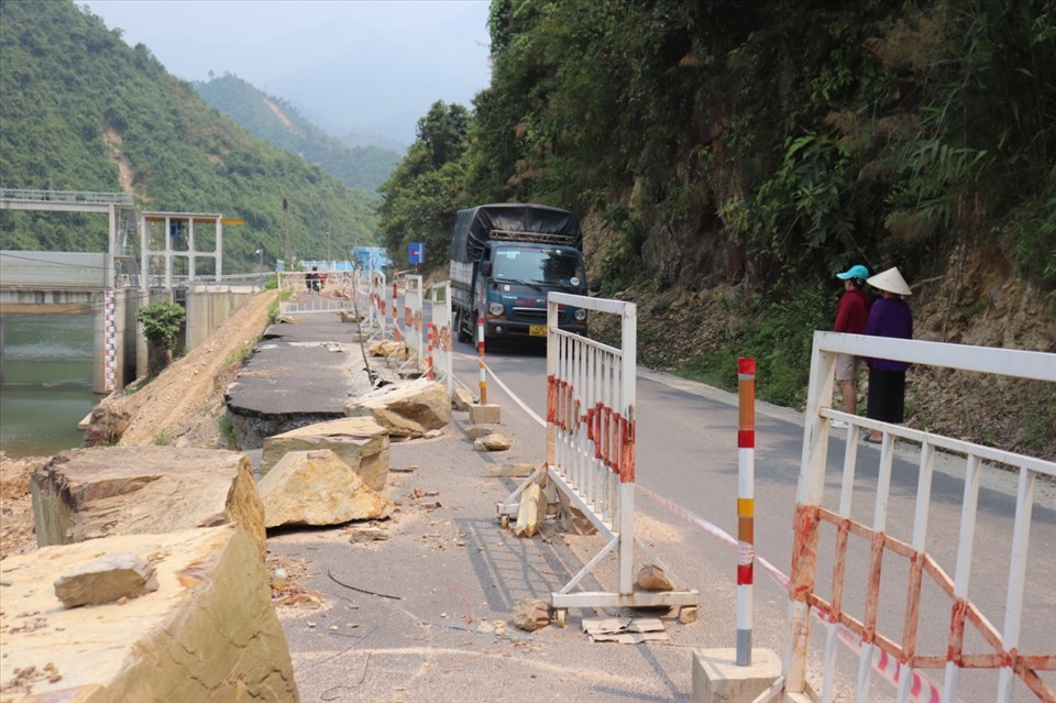 Lũ quét đêm ngày 14.10.2022 đã làm nhiều khu vực miền núi của Đà Nẵng bị sạt lở nghiêm trọng, trong đó có tuyến DT 601 đoạn qua đập dâng Nhà máy nước Hòa Liên.