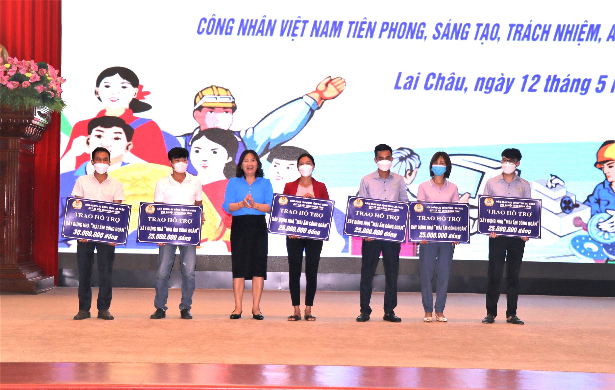 LĐLĐ tỉnh Lai Châu trao Mái ấm công đoàn cho đoàn viên, người lao động có hoàn cảnh khó khăn Tháng Công nhân năm 2022. Ảnh: LĐLĐ tỉnh Lai Châu.