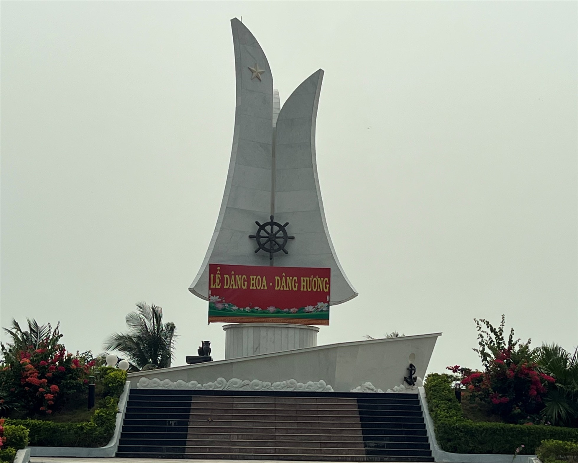 Di tích lịch sử tàu không số trên bãi biển Lộ Diêu. Ảnh: Nguyễn Ngọc.