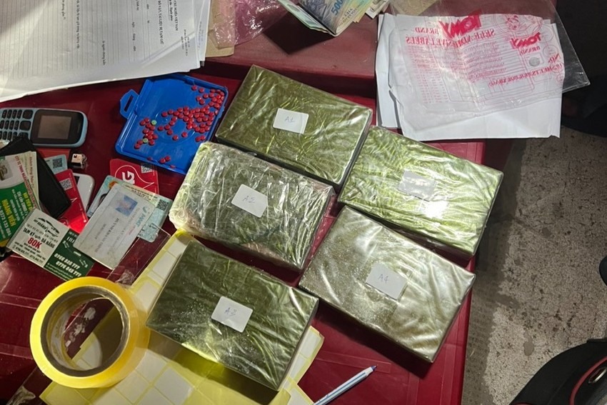 Tang vật công an Quảng Nam thu giữ gồm: 5 bánh heroin với trọng lượng gần 2 kg. Ảnh Công an Quảng Nam