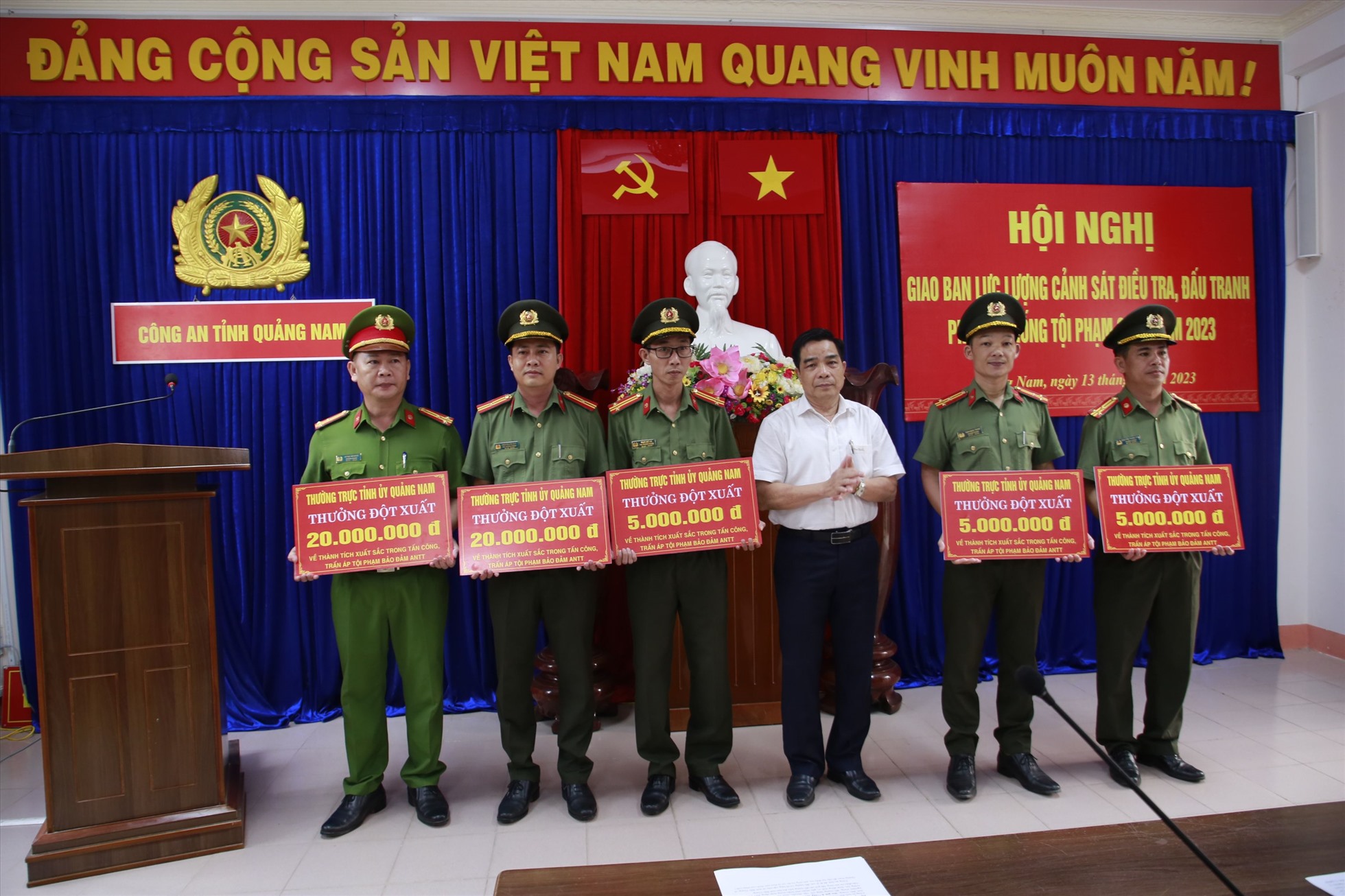 Lãnh đạo Quảng Nam khen thưởng các đơn vị công an có thành tích phá 2 vụ án lớn nhất từ trước đến nay. Ảnh Hoàng Bin