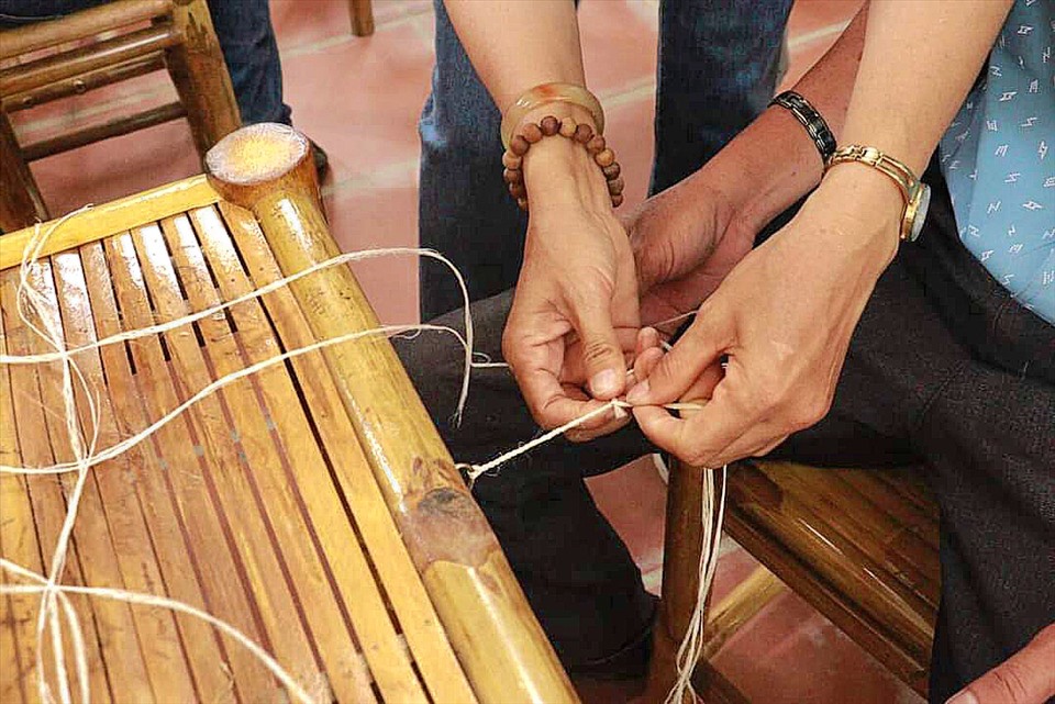 Du khách được hướng dẫn tận tình khi tham gia đan võng ngô đồng.