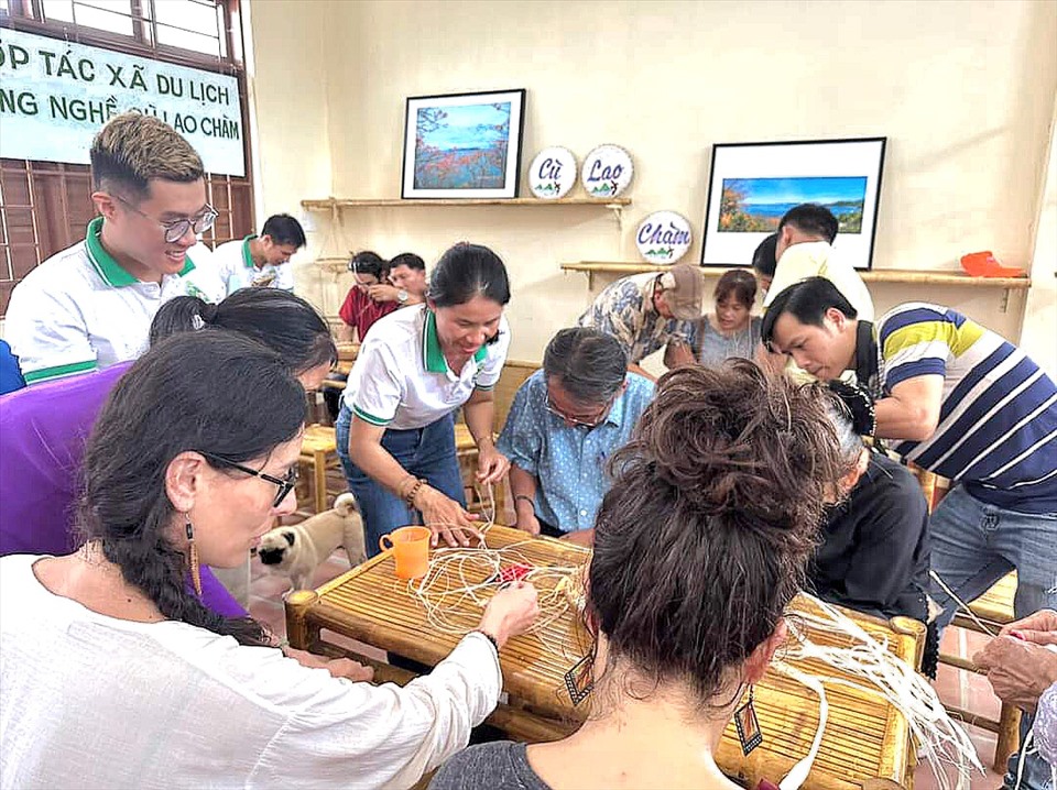 Điểm trải nghiệm đan võng ngô đồng là nơi HTX giới thiệu đến du khách trong và ngoài nước một sản phẩm riêng có, mang giá trị sáng tạo, nghệ thuật của các nghệ nhân trên đảo.