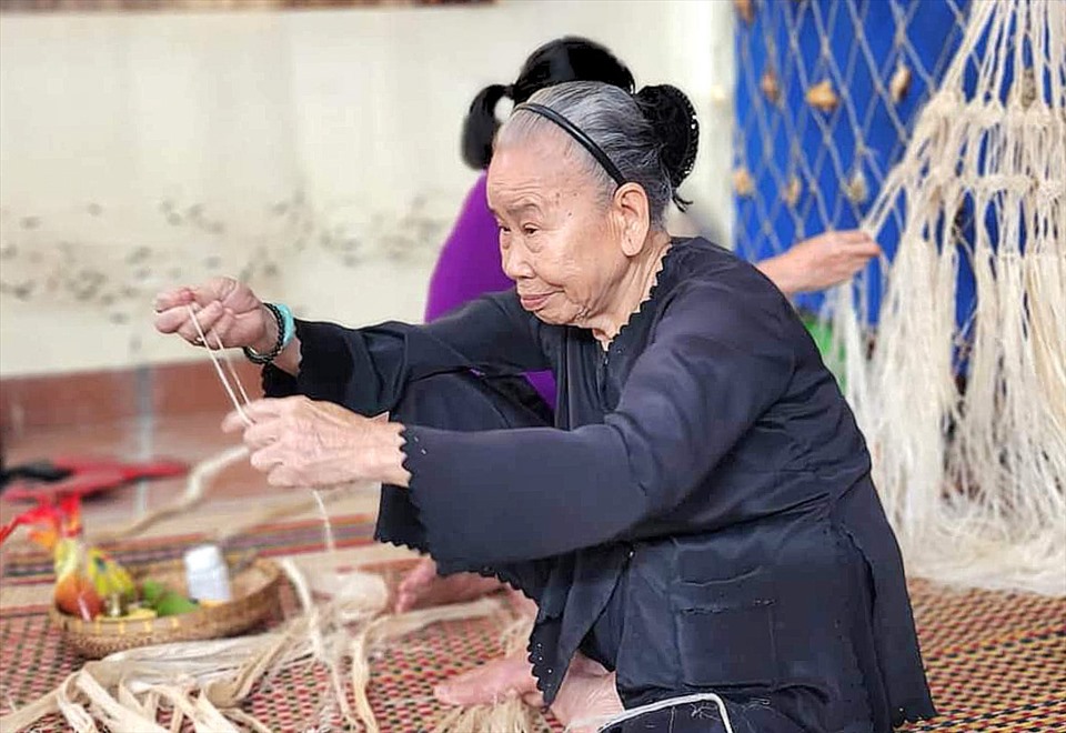 Để có một chiếc võng Ngô đồng thành phẩm, tuỳ thuộc vào tay nghề từng nghệ nhân đan, phải tốn từ 3-4 tháng trong thời gian liên tục.