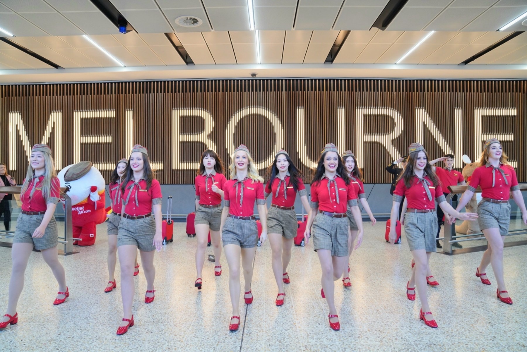 Các phi công, tiếp viên Vietjet trình diễn nhảy flashmob tại sân bay Melbourne.