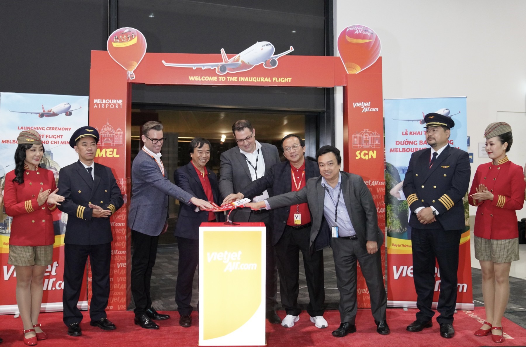 Phó Tổng giám đốc Vietjet Nguyễn Đức Thịnh cùng đại diện sân bay Melbourne thực hiện nghi thức khai trương đường bay tại Melbourne.