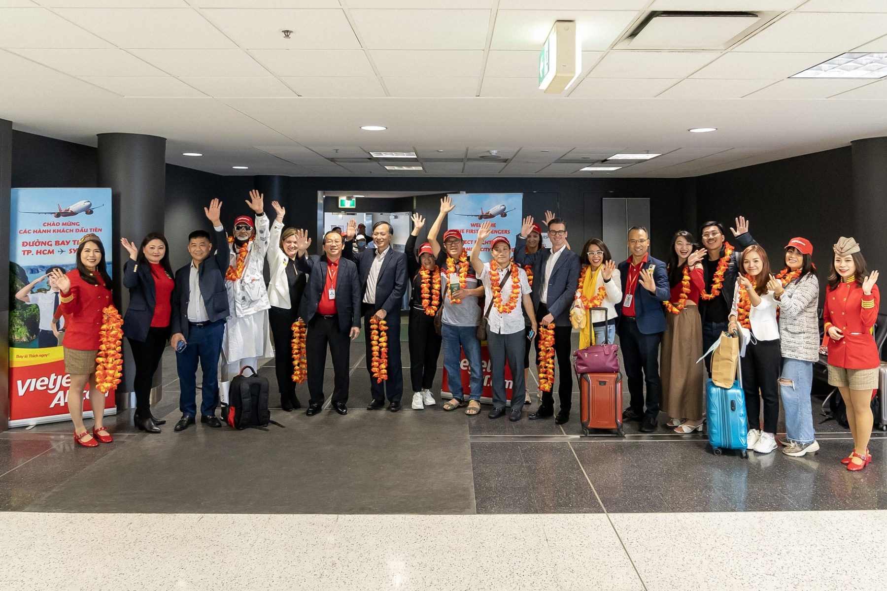 Phó Tổng giám đốc Vietjet Đỗ Xuân Quang chào đón hành khách trên chuyến bay đầu tiên đến Sydney.