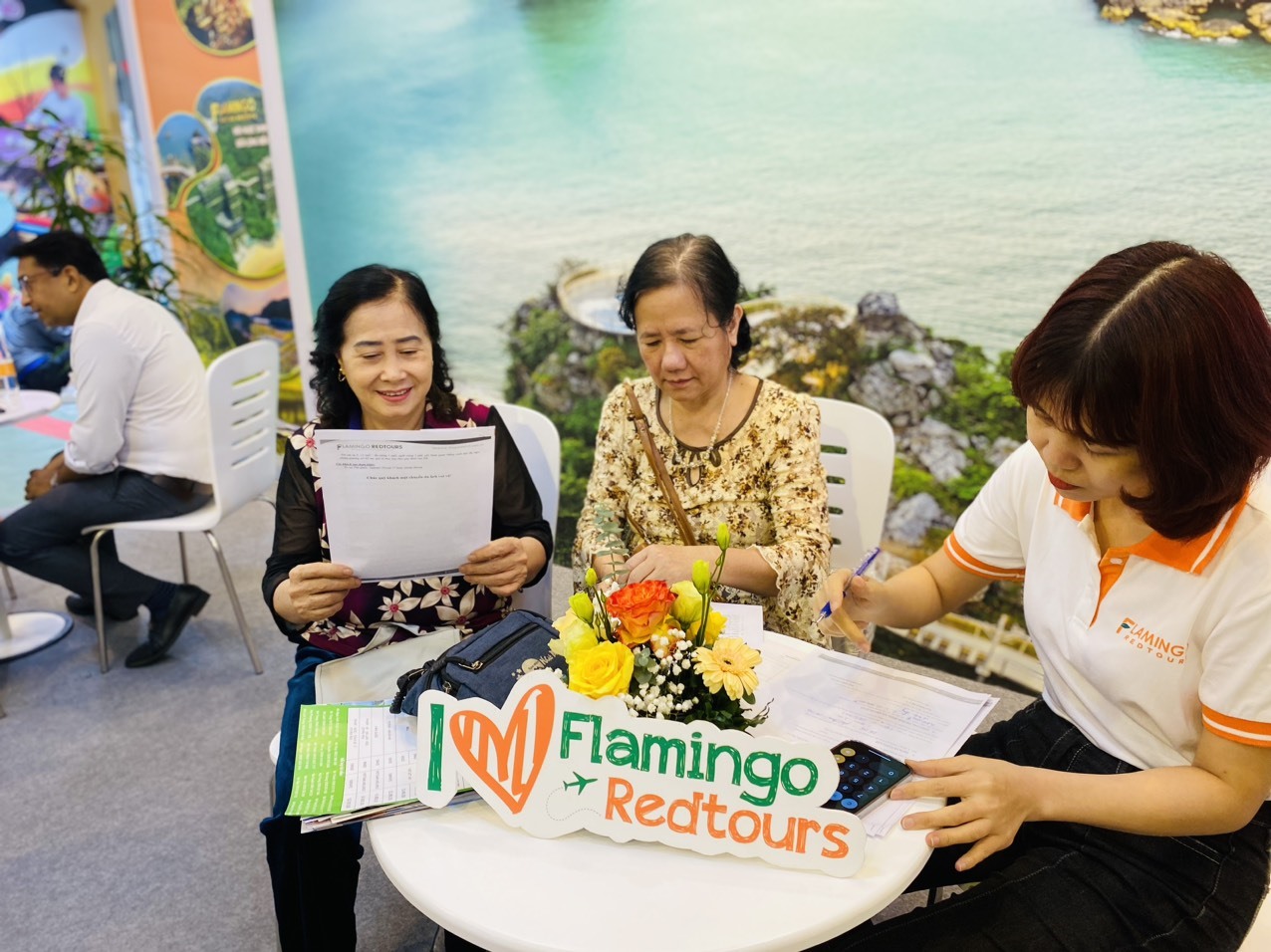 Gian hàng Flamingo Redtours chào bán hàng loạt tour nước ngoài đáng chú ý như chùm tour Trung hoa huyền bí, Đông Nam Á quen mà lạ, Đông Bắc Á hoàn toàn mới...