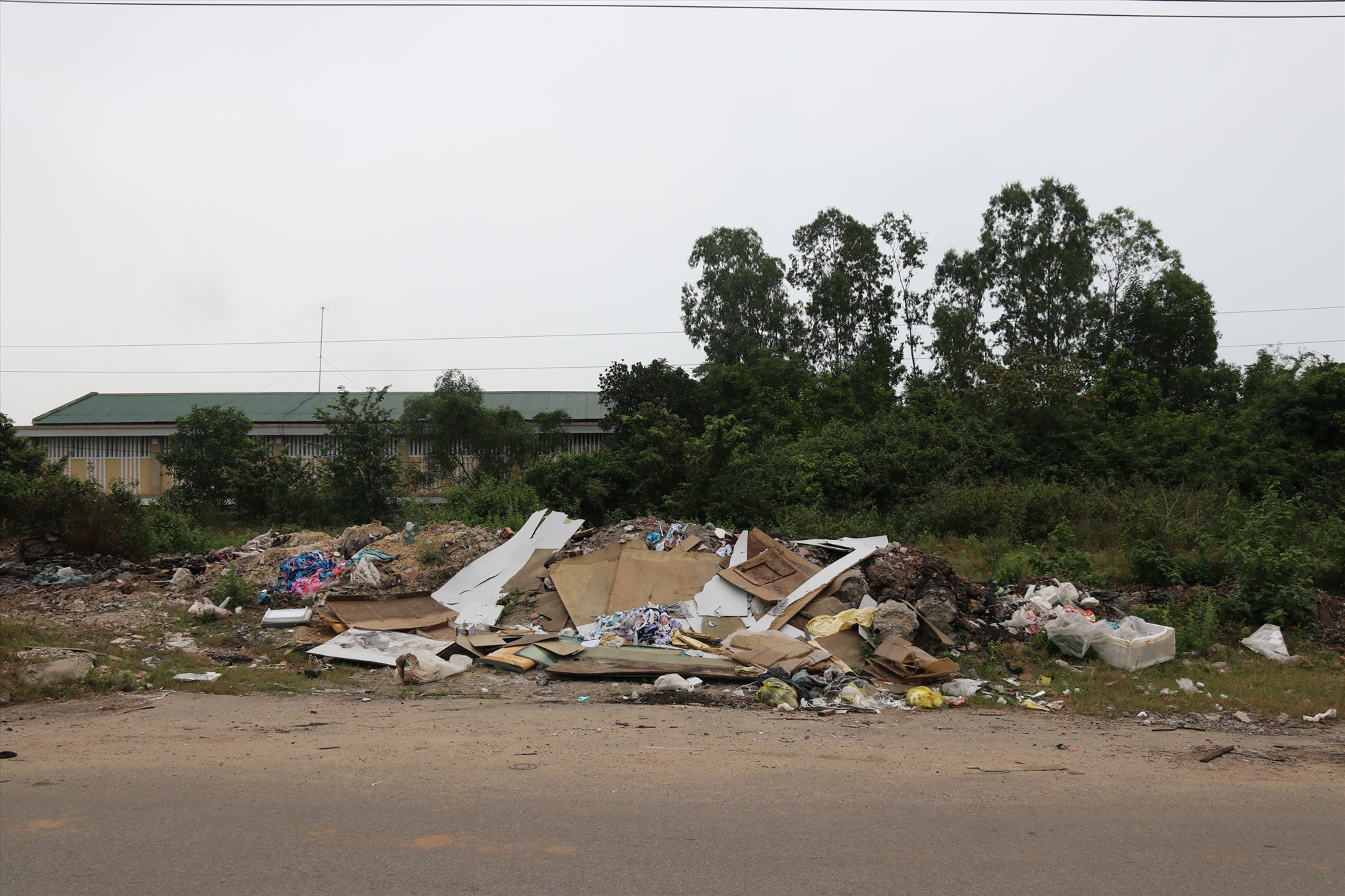 Đáng nói hơn, những bãi rác này nằm ngổn ngang ngay cạnh trường học, trước cửa nhà dân, gây ô nhiễm và mất an toàn cho người đi lại trên tuyến đường này.