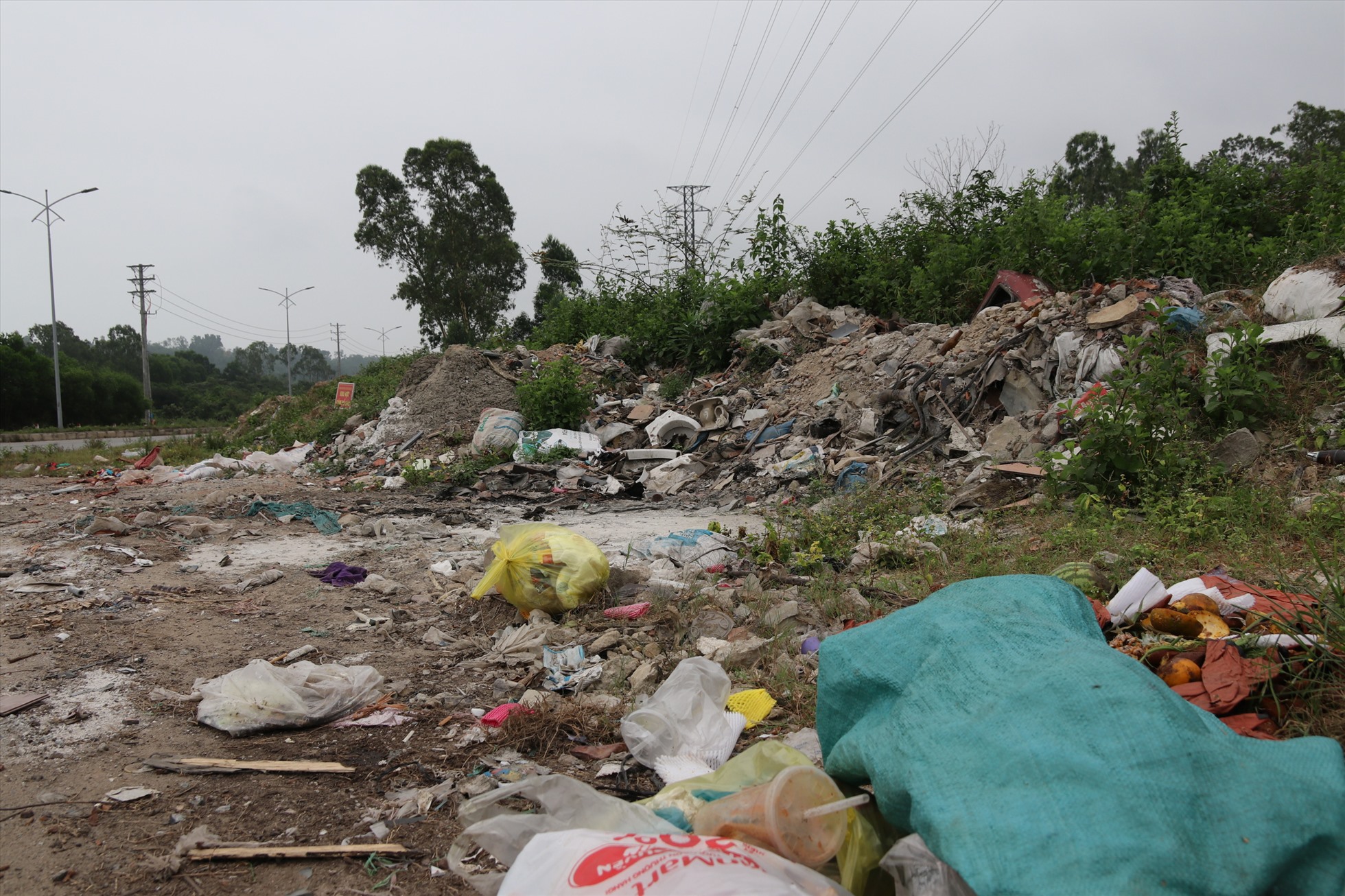 Đứng cách bãi rác khoảng chừng 10m PV đã cảm nhận được mùi hôi thối nồng nặc từ những túi rác đầy côn trùng, nghi là xác chết động vật.