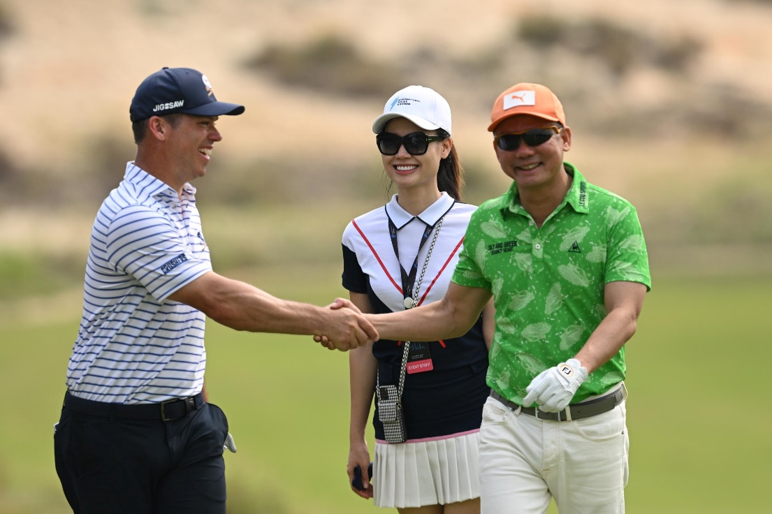 Paul Casey (trái), tay golf sở hữu 21 danh hiệu toàn thế giới ấn tượng khi đến Việt Nam dự Asian Tour. Ảnh: Thắng Nguyễn