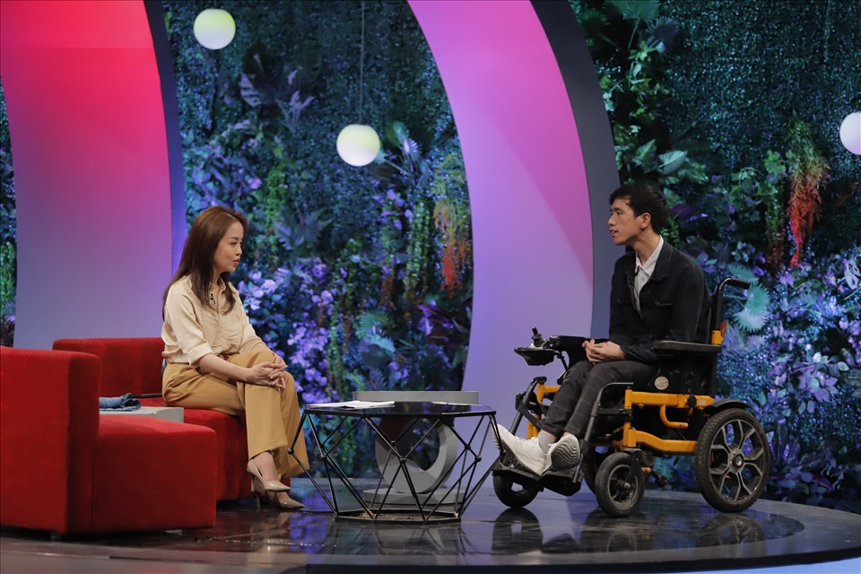 Câu chuyện quyết tâm học con chữ của Giàng Seo Vảng khiến khán giả của chương trình không khỏi xúc động. Ảnh: VTV