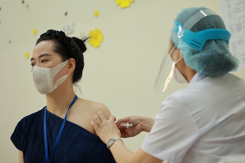 Tiêm vaccine COVID-19 cho người dân. Ảnh: Nguyễn Hải