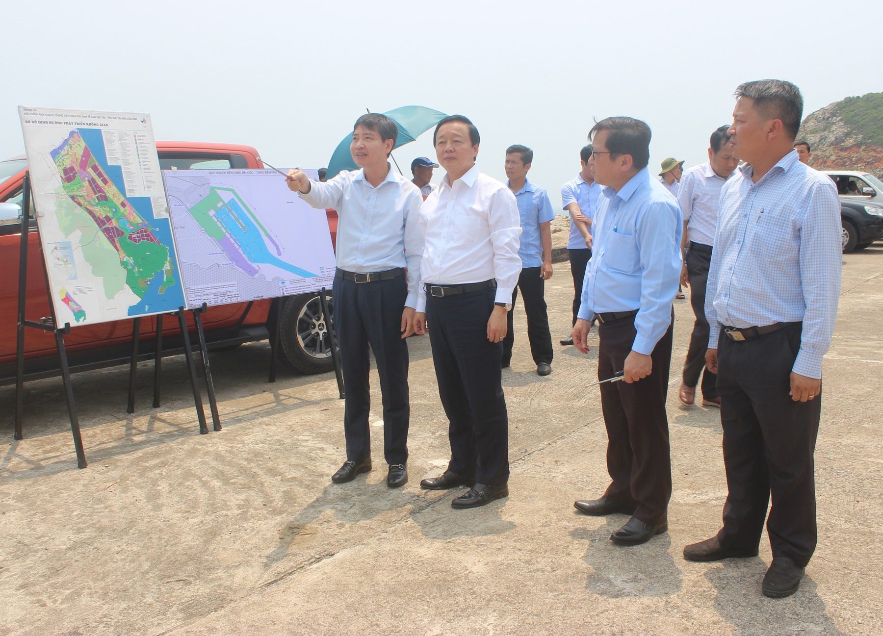 Phó Thủ tướng Chính phủ Trần Hồng Hà khảo sát tại khu vực xây dựng Cảng Bãi Gốc. Ảnh: Hồ Như