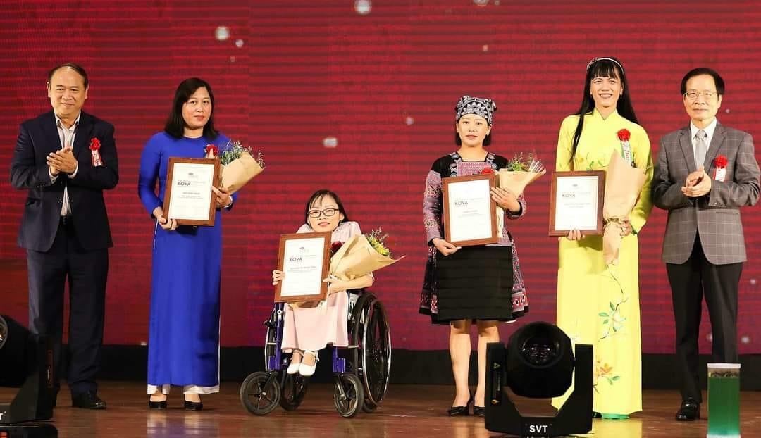 Bằng nỗ lực của mình, năm 2020, Y Múa (người thứ 4 từ trái qua) vinh dự được Hội Liên hiệp phụ nữ Việt Nam trao tặng giải Kova.