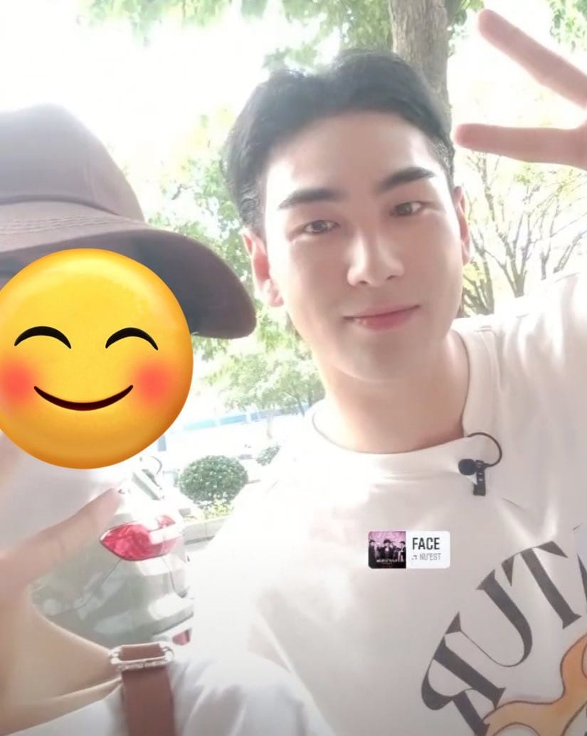 Nam ca sĩ thoải mái chụp ảnh cùng người hâm mộ. Ảnh: BaekSmile - Baekho - Nu'est Vietnamese Fanpage