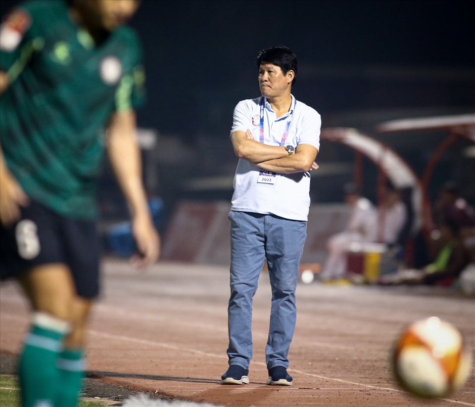 Huấn luyện viên Vũ Tiến Thành căng thẳng theo dõi trận đấu. Ảnh: Thanh Vũ