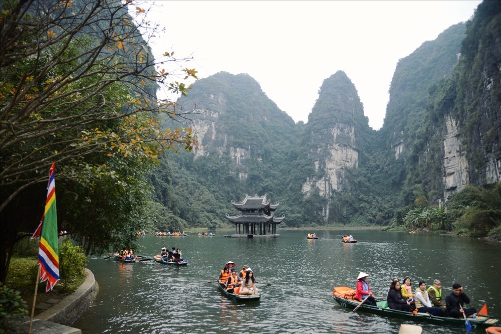 Khu du lịch sinh thái Tràng An là một trong những điểm đến thu hút đông khách nhất của Ninh Bình. Ảnh: Thanh Huế