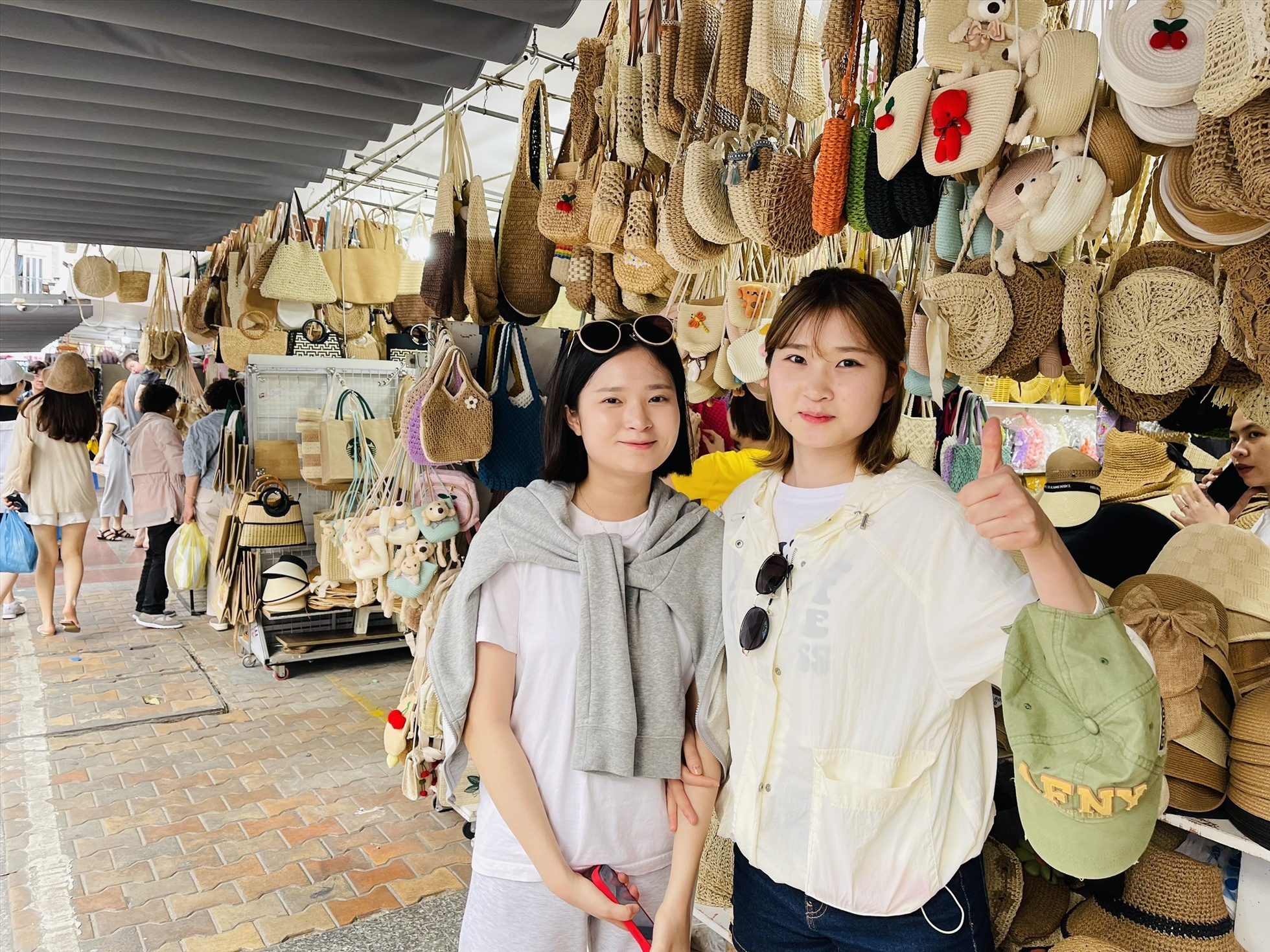 Hai nữ sinh đến từ TP Seoul, Hàn Quốc là Hwang Seo Hyun (21 tuổi) và Hwang Seo Jin (19 tuổi) trong lần thứ 3 đi du lịch Đà Nẵng. Ảnh: Mai Hương