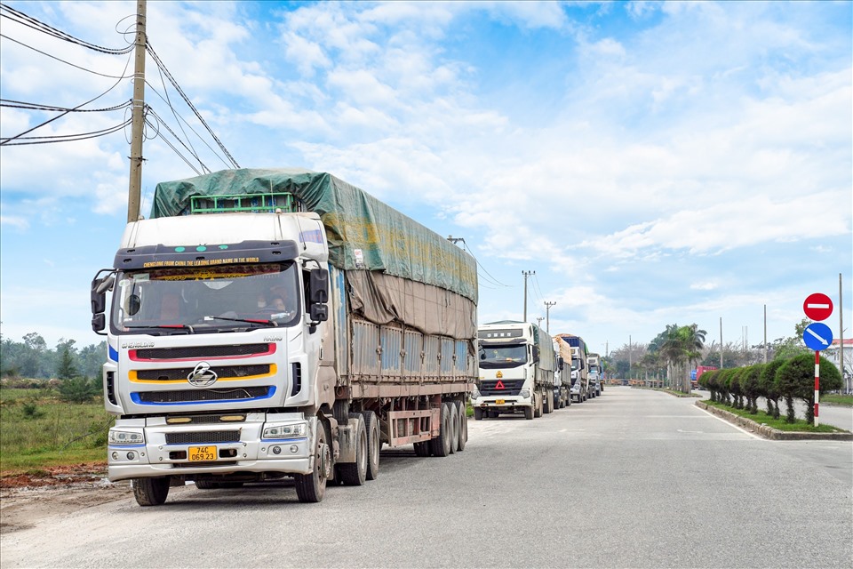 Vận chuyển sắn lát trực tiếp từ Lào về cảng Chu Lai để xuất khẩu. Ảnh: THILOGI