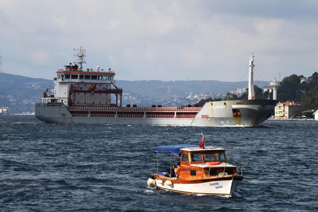 Tàu vận chuyển ngũ cốc từ Ukraina đi qua eo biển Bosphorus ở Istanbul, Thổ Nhĩ Kỳ, ngày 20.8..2022. Ảnh: Xinhua
