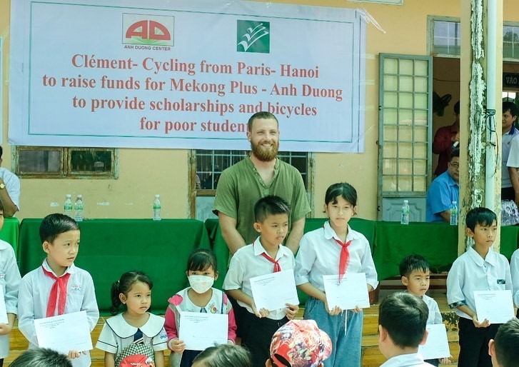 Clement đến Hậu Giang hồi tháng 3 để trao học bổng và xe đạp cho trẻ em có hoàn cảnh khó khăn. Ảnh: Nhân vật cung cấp