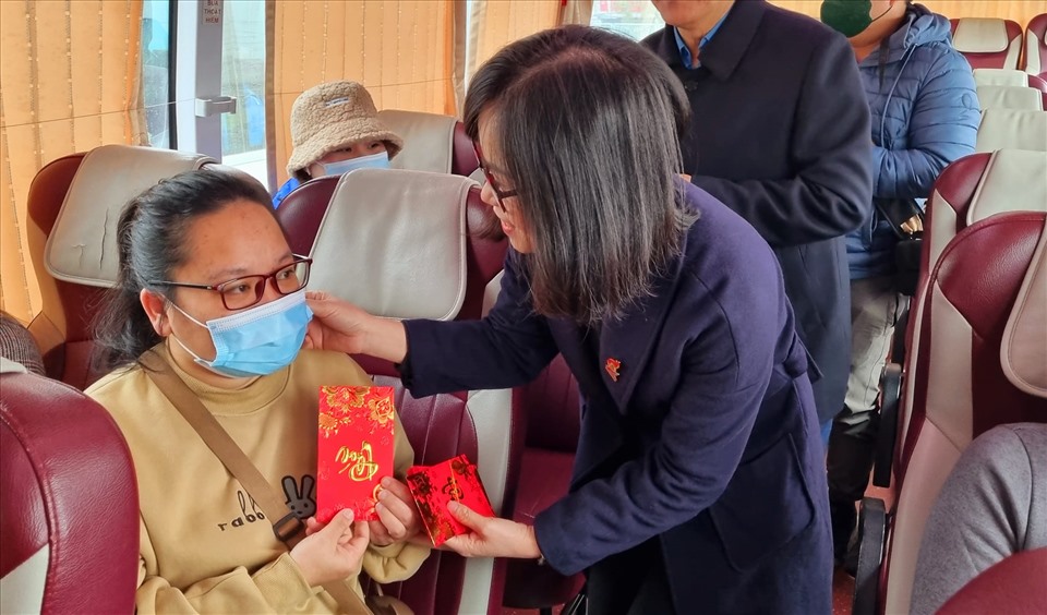 Cán bộ LĐLĐ tỉnh Thái Nguyên tặng quà, động viên nữ công nhân có hoàn cảnh khó khăn. Ảnh: Công đoàn tỉnh Thái Nguyên
