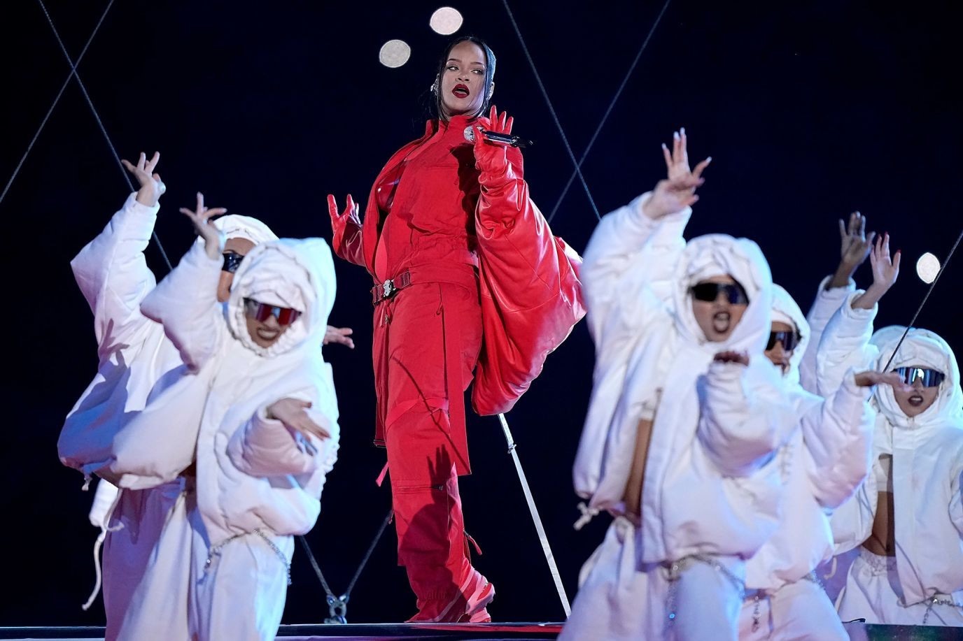 Rihanna tại sân khấu Super Bolw. Ảnh: Cắt từ clip.