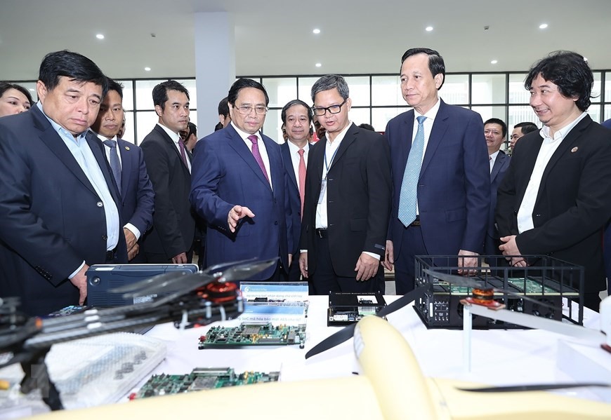 Thủ tướng Phạm Minh Chính tham quan trưng bày các sản phẩm nghiên cứu, chế tạo của Đại học Quốc gia Hà Nội cơ sở Hòa Lạc. Ảnh: Dương Giang/TTXVN