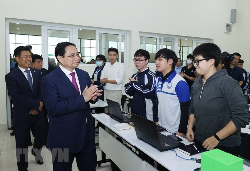 Thủ tướng Phạm Minh Chính với các học sinh, sinh viên Đại học Quốc gia Hà Nội cơ sở Hòa Lạc. Ảnh: Dương Giang/TTXVN