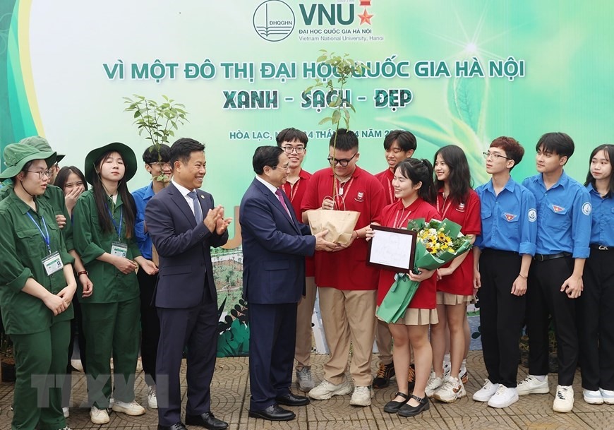 Thủ tướng Phạm Minh Chính tặng cây cho Đại học Quốc gia Hà Nội cơ sở Hòa Lạc. Ảnh: Dương Giang/TTXVN