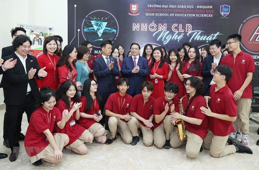 Thủ tướng Phạm Minh Chính với sinh viên Đại học Quốc gia Hà Nội. Ảnh: Dương Giang/TTXVN