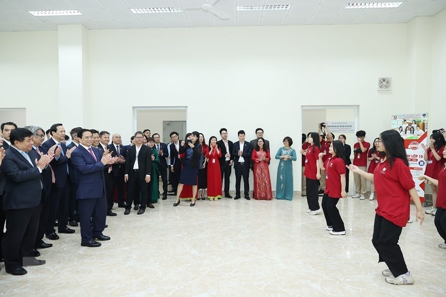 Thủ tướng Phạm Minh Chính tham dự một giờ học thể chất và năng khiếu của sinh viên Đại học Quốc gia Hà Nội. Ảnh: Dương Giang/TTXVN