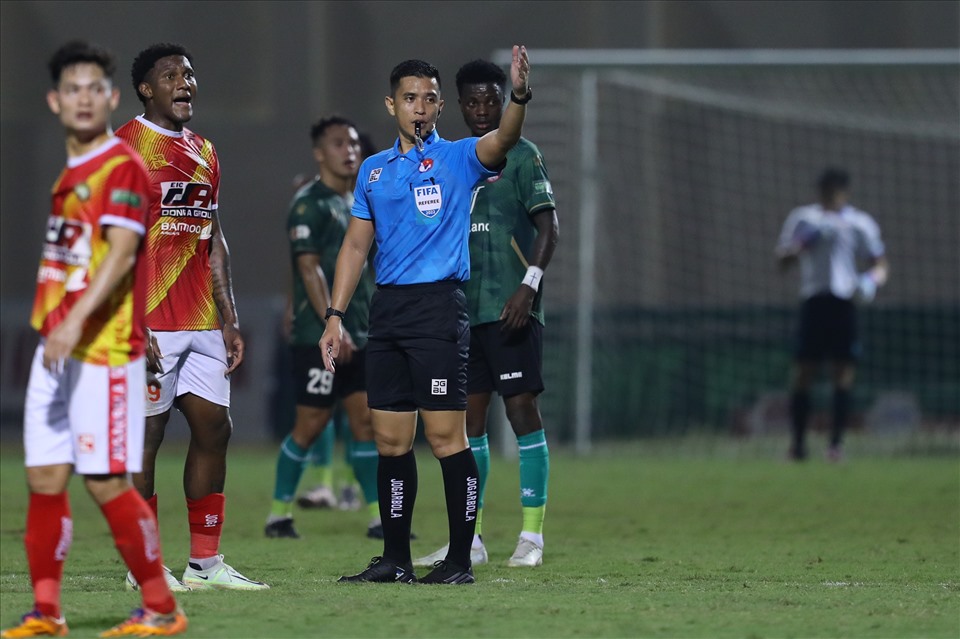 Trọng tài Tuan Mohd Yasin từng bắt chính trận đội Thanh Hóa gặp TPHCM ở V.League 2022. Ảnh: VPF