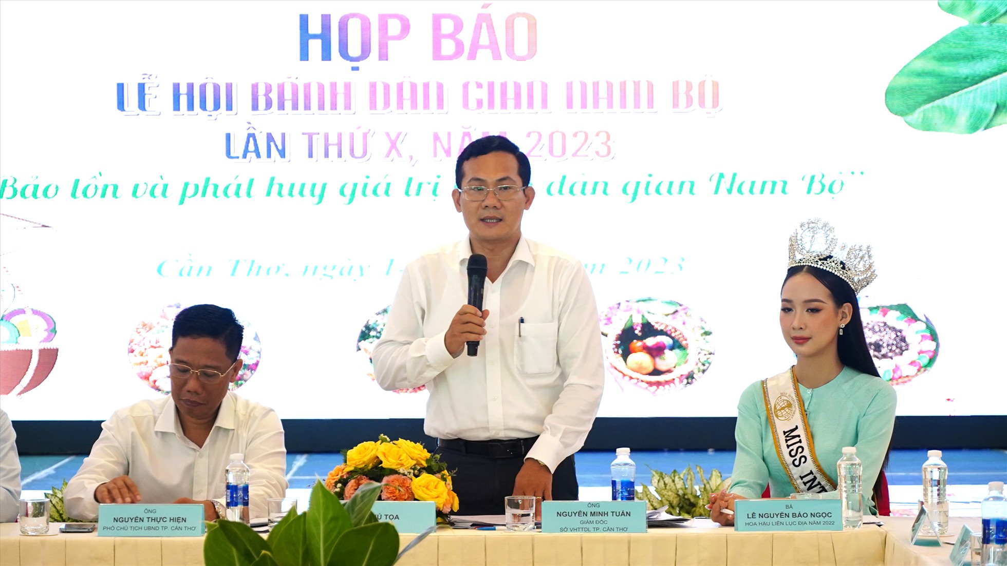 Ông Nguyễn Minh Tuấn - Giám đốc Sở Văn hóa, Thể thao và Du lịch TP Cần Thơ thông tin đến các Cơ quan Báo chí về Lễ hội bánh dân gian. Ảnh: Tạ Quang