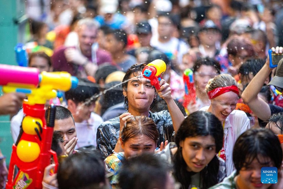 Theo tờ Thairath, dịp Tết Songkran năm nay, Chính phủ Thái Lan đã cấm tạt nước ngoài đường phố ở nhiều nơi, cấm sử dụng các loại vòi nước, súng nước có áp lực nước cao, cấm trét bột mì. Ngoài ra, để tôn vinh nét đẹp văn hóa của các hoạt động tôn giáo, người dân và du khách bị cấm mặc trang phục hở hang, thiếu vải.