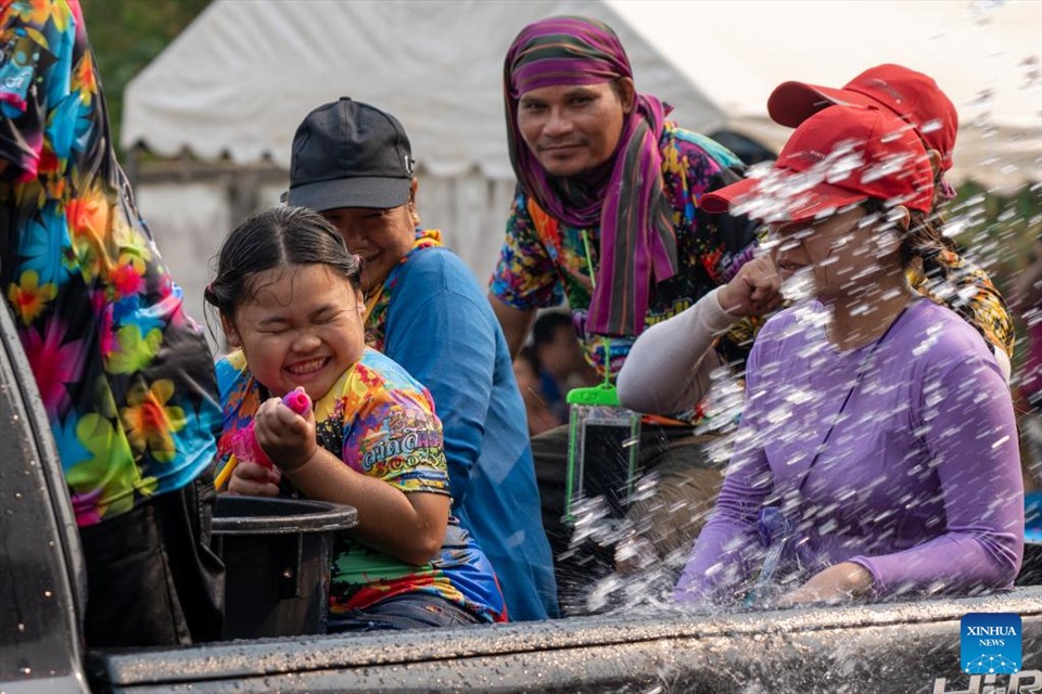 Người dân địa phương tổ chức lễ hội Songkran ở tỉnh Nong Khai, Thái Lan, ngày 13.4.