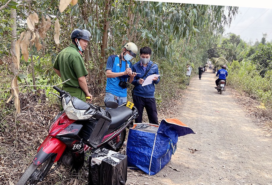 Lực lượng chống buôn lậu tỉnh An Giang bắt nhóm vận chuyển thuốc lá lậu có người canh đường. Ảnh: Vũ Tiến