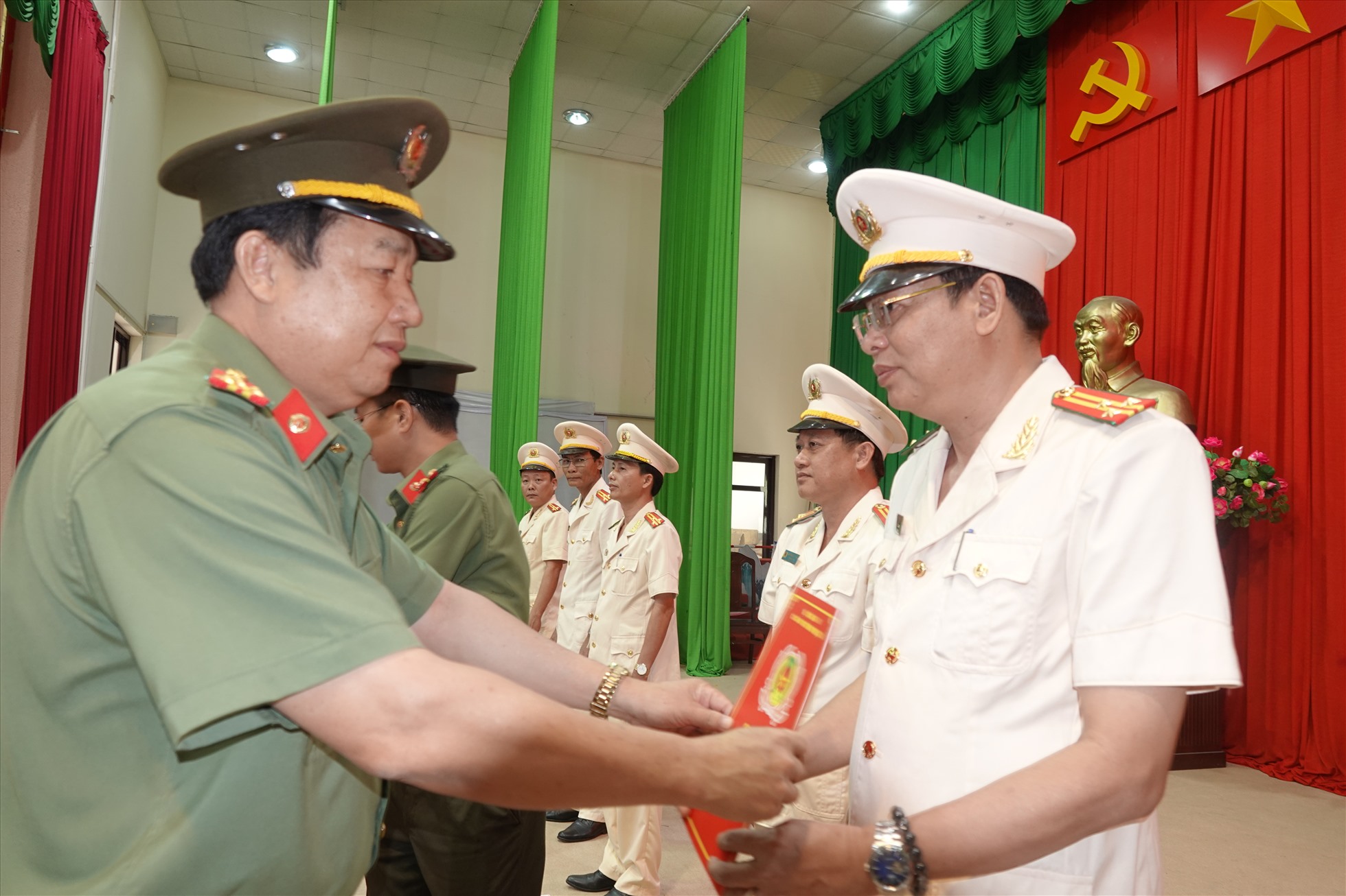 Đại tá Trần Văn Mười, Phó Giám đốc Công an Bình Thuận trao quyết định cho các đồng chí. Ảnh: Như Ý