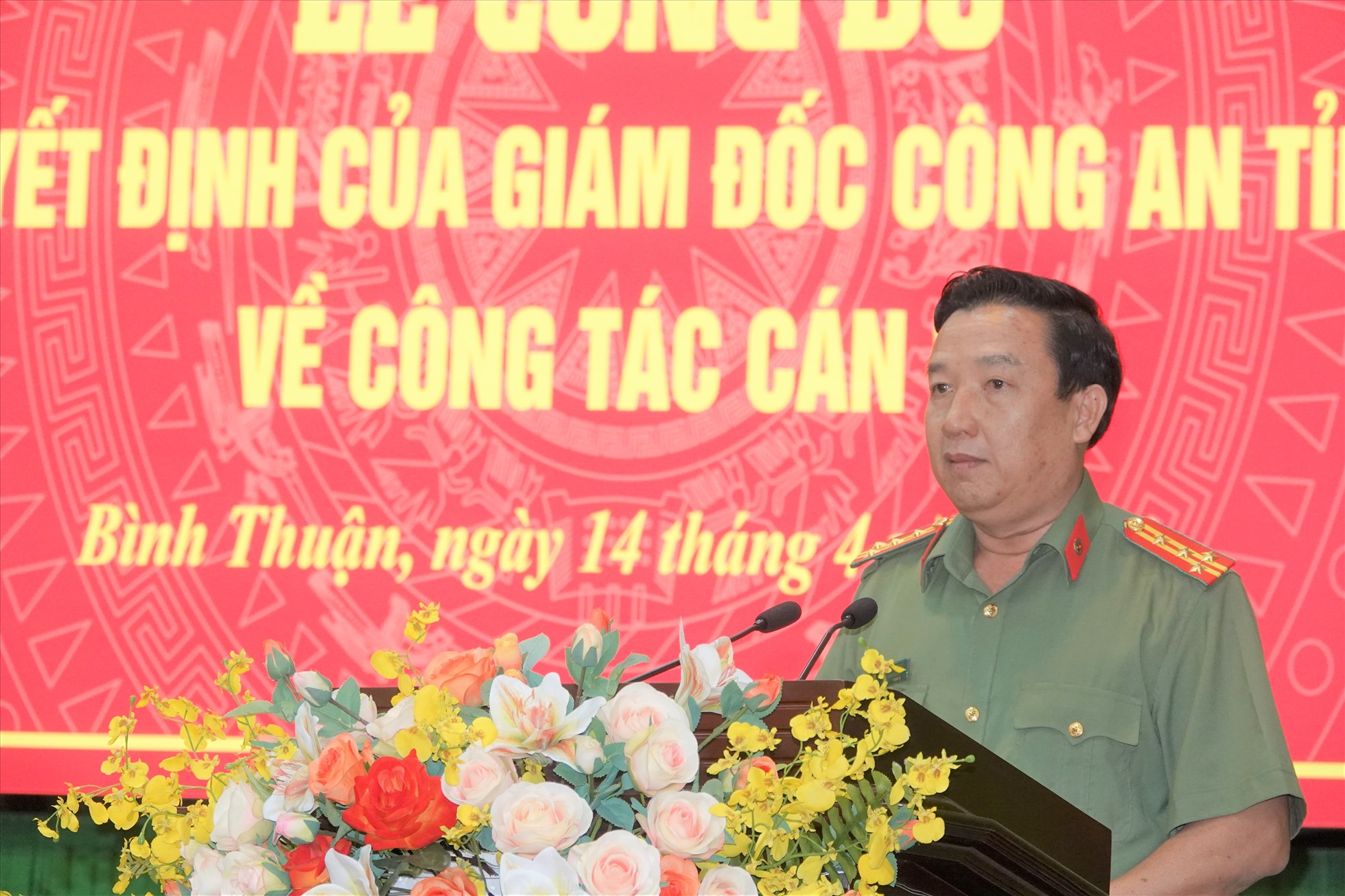 Đại tá Trần Văn Mười – Phó Bí thư Đảng ủy, Phó Giám đốc Công an tỉnh Bình Thuận phát biểu tại buổi lễ. Ảnh: Như Ý