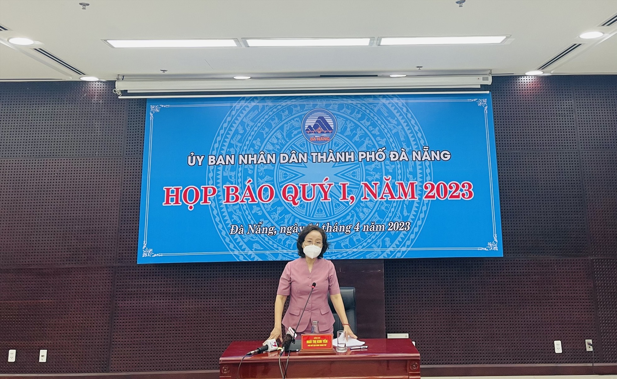 Bà Ngô Thị Kim Yến - Phó Chủ tịch UBND TP Đà Nẵng chủ trì cuộc họp báo quý I/2023. Ảnh: Mai Hương