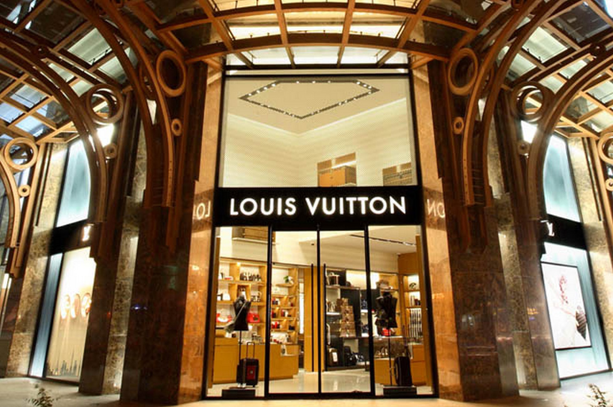 Cửa hàng Louis Vuitton International Centre Hanoi ở Hà Nội VIETNAM  LOUIS  VUITTON
