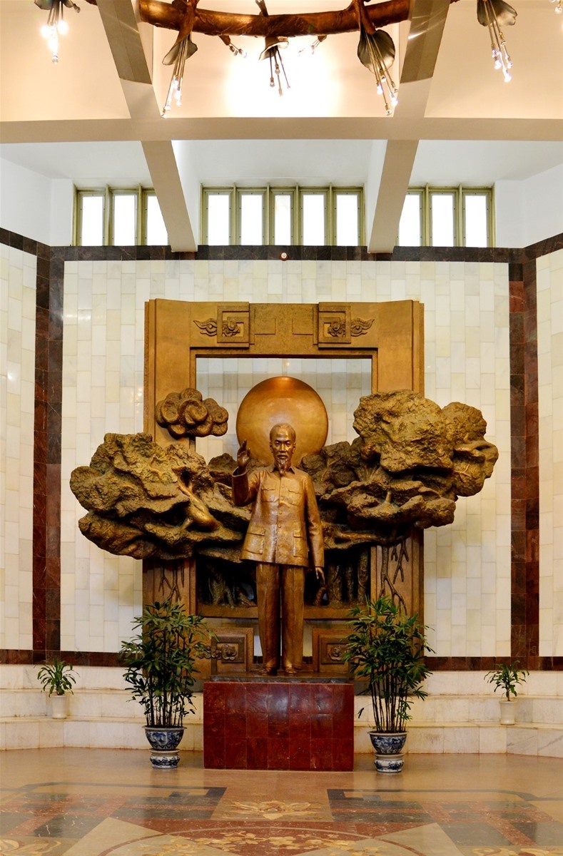 Bảo tàng Hồ Chí Minh cao 3 tầng, được xây dựng theo khối hình vuông vát góc độc đáo. Ảnh: Bảo tàng Hồ Chí Minh