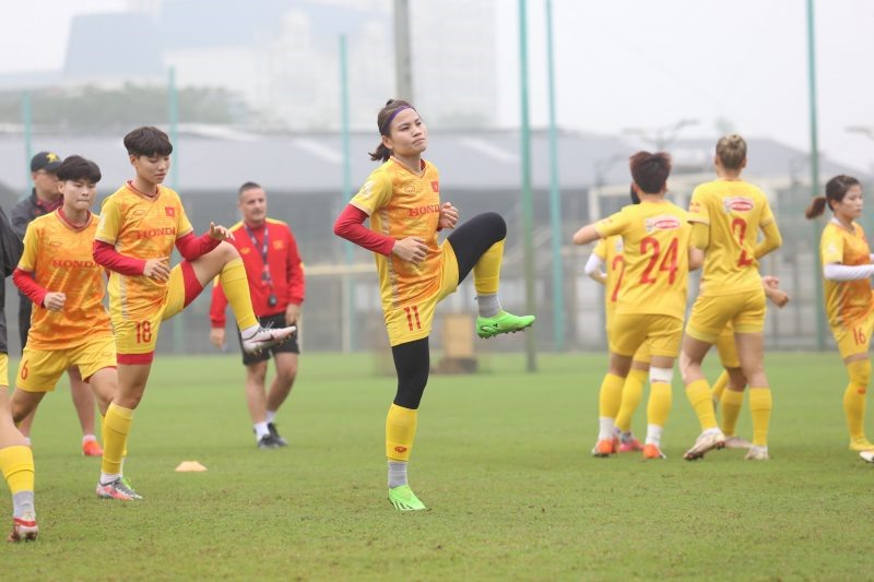 Đội tuyển nữ Việt Nam tập luyện dưới thời tiết mưa tại Hà Nội. Ảnh: VFF