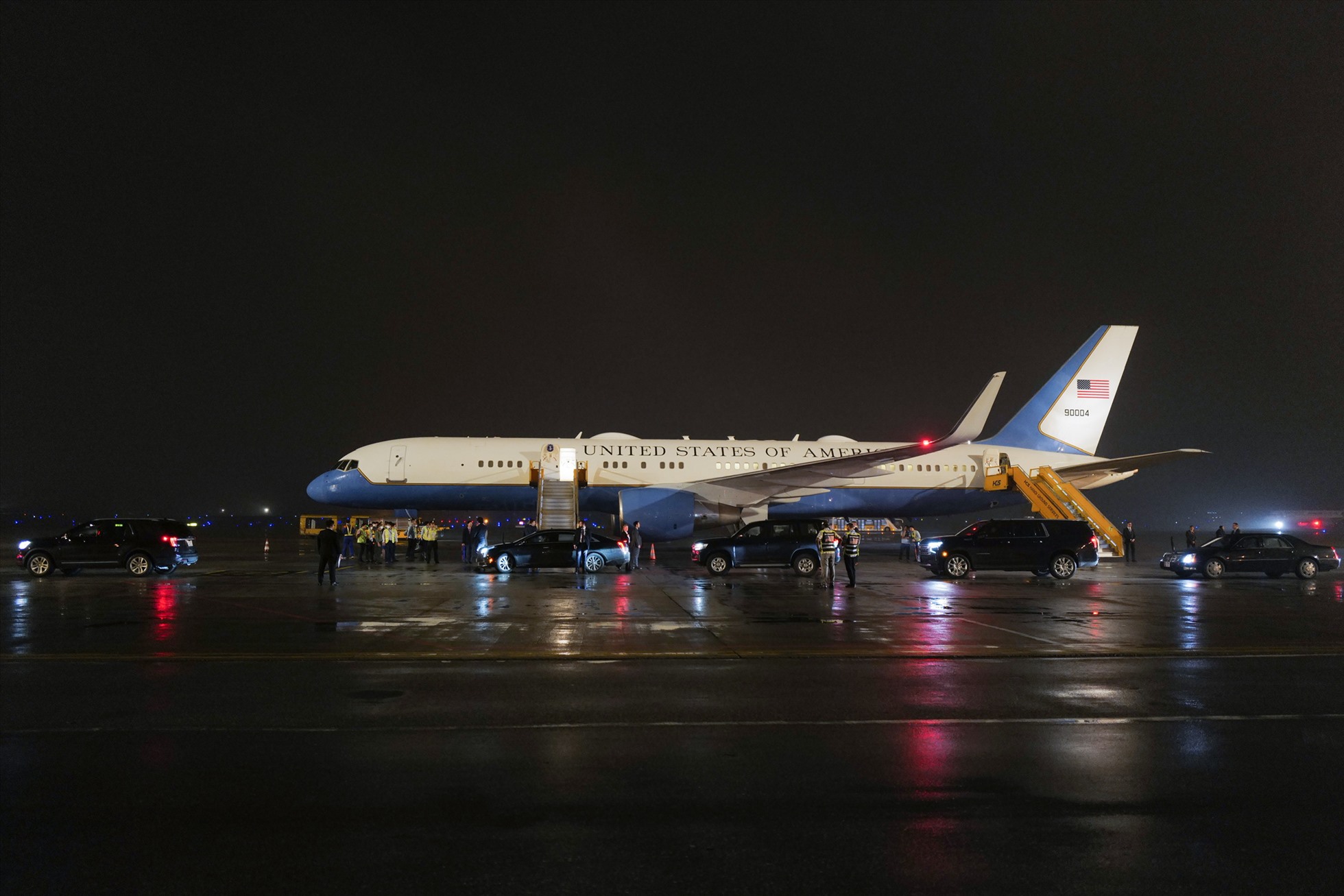 Máy bay chở Ngoại trưởng Mỹ Antony Blinken và phái đoàn Mỹ tới sân bay Nội Bài, Hà Nội. Ảnh: Hải Nguyễn