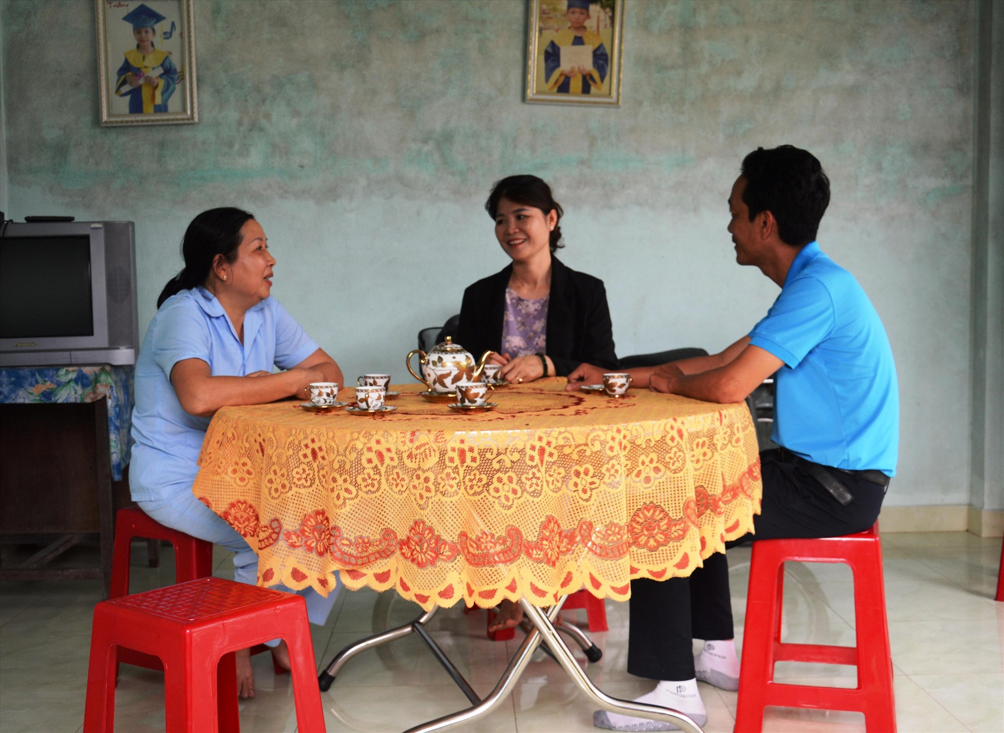 Bà Bùi Thị Lan (ngoài cùng bên trái)- ĐVCĐ Trường Tiểu học Nguyễn Nghiêm được Công đoàn tỉnh Quảng Ngãi hỗ trợ 40 triệu đồng để xây dựng nhà mới, giúp cuộc sống của chị ổn định hơn. Ảnh: Ngọc Viên