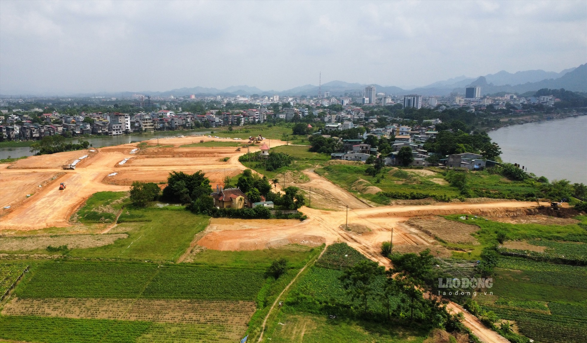 Một khu đô thị mới ven sông Lô trên địa bàn TP. Tuyên Quang đang được xây dựng.